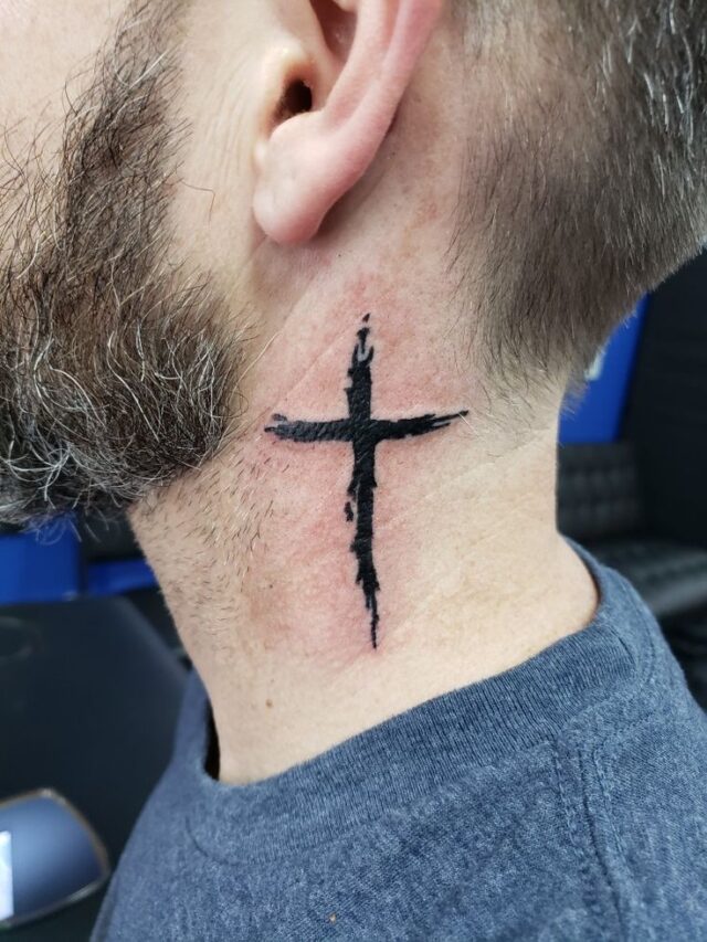 inspirações de tatuagem de cruz no pescoço