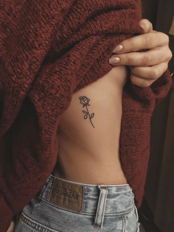 Tatuagem de rosa minimalista