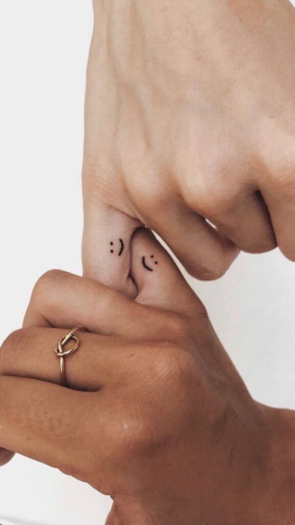 Tatuagem minimalista de casal