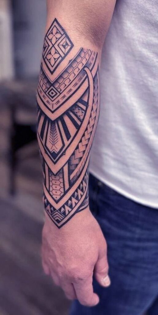 Tatuagem tribal no braço