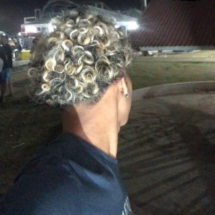 Cabelo cacheado com luzes