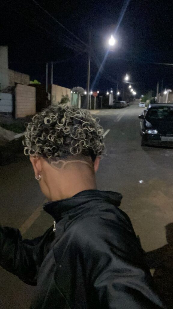 Cabelo cacheado com luzes