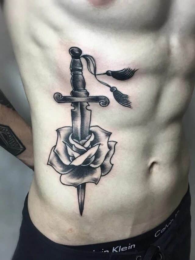 Tatuagem masculina na barriga