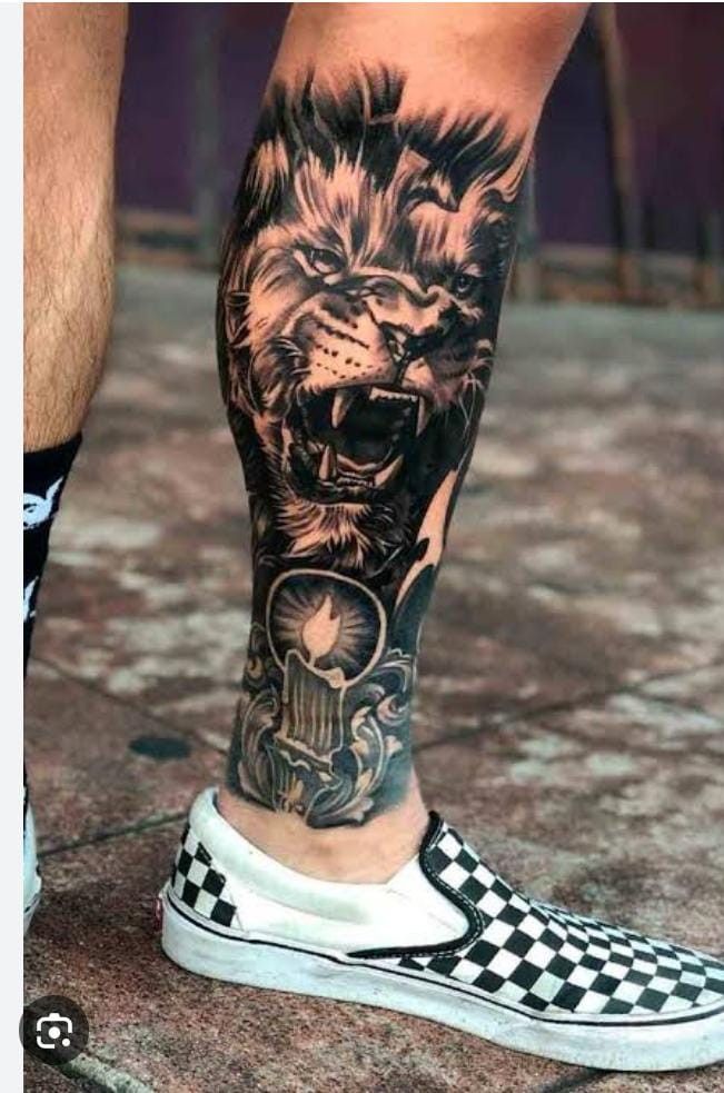 Tatuagens de leão na panturrilha masculina