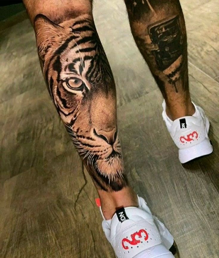 Tatuagem de tigre na panturrilha para homens