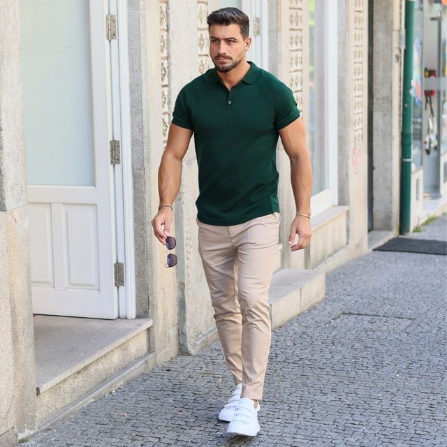 Camisa verde - Calça bege