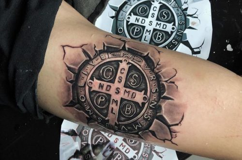 Medalha de São Bento tatuagem: 15 ideias masculinas