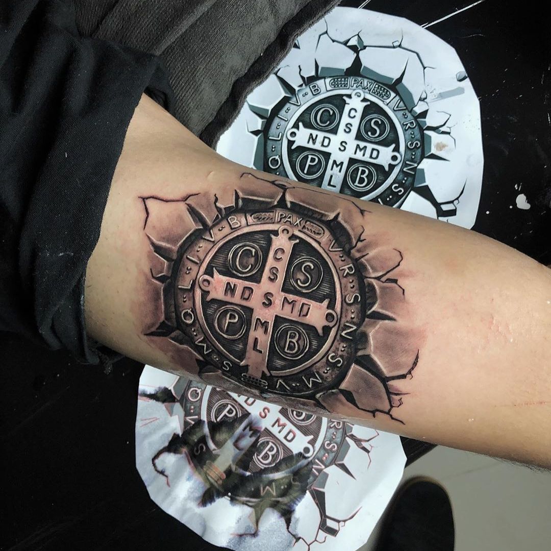 Medalha de São Bento tatuagem: 15 ideias masculinas
